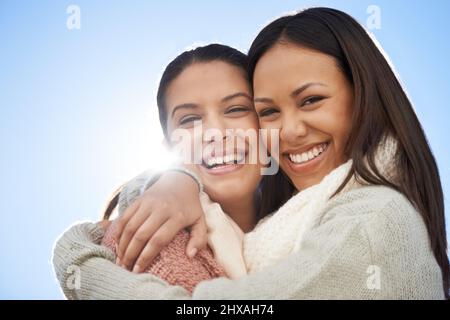 Freunde bis zum Ende. Zwei junge Frauen lächeln fröhlich vor der Kamera. Stockfoto