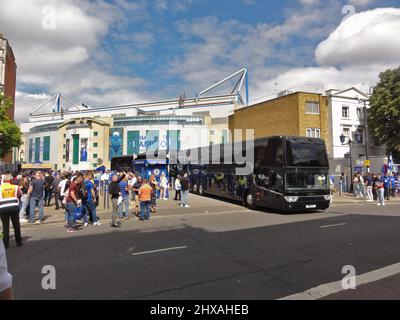 Fulham, London, UK14.. August 2021 der Mannschaftsbus verlässt die Stamford Bridge, die Heimat des European Champions CHELSEA FOOTBALL CLUB, während der Club sein erstes Spiel der Saison 2021/2022 in der Premier League gegen den Crystal Palace FC ausführt. Stockfoto