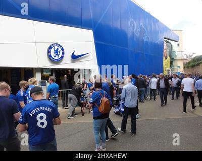 Fulham, London, UK14.. August 2021 Szenen um die Stamford Bridge, die Heimat des European Champions CHELSEA FOOTBALL CLUB, während der Club das itÕs erste Spiel der Saison 2021/2022 in der Premier League gegen den Crystal Palace FC ausspielt. Stockfoto