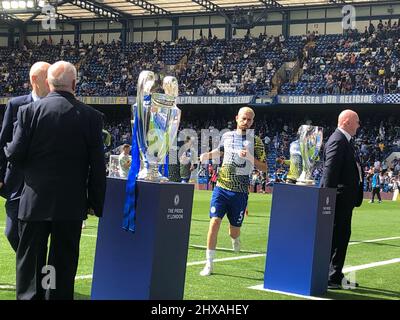 Fulham, London, UK14.. August 2021 der Vizekapitän des Teams, Jorginha, läuft vom Spielfeld an der Stamford Bridge, der Heimat des European Champions CHELSEA FOOTBALL CLUB, während der Club das itÕs erste Spiel der Saison 2021/2022 in der Premier League gegen den Crystal Palace FC ausführt. Hier kann Jorginhin die Champions League Trophy (in der Nähe) und den UEFA Super Cup bewundern, als er das Spielfeld betreten hat Stockfoto