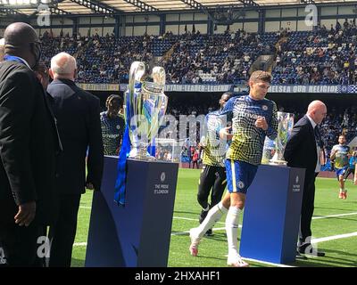 Fulham, London, UK14.. August 2021 anders Christensen, läuft vom Spielfeld auf der Stamford Bridge, dem Heimstadion des European Champions CHELSEA FOOTBALL CLUB, während der Club das itÕs erste Spiel der Saison 2021/2022 in der Premier League gegen den Crystal Palace FC ausführt. Hier werden die Champions League Trophy (in der Nähe) und der UEFA Super Cup gezeigt, wenn die Spieler das Spielfeld betreten Stockfoto