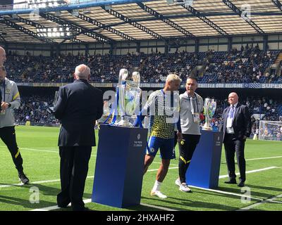 Fulham, London, UK14.. August, 2021 Szenen in und um Stamford Bridge, der Heimat des European Champions CHELSEA FOOTBALL CLUB, während der Club das itÕs erste Spiel der Saison 2021/2022 in der Premier League gegen den Crystal Palace FC ausspielt. Hier die Champions League Trophy (in der Nähe) und der UEFA Super Cup, die für Thiago Silva zu sehen sind, um mit den Fans zu sprechen, als er das Spielfeld betreten hat Stockfoto