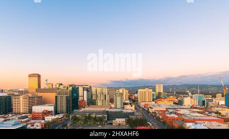 Adelaide, Südaustralien - 5. Juni 2020: Skyline von Adelaide City bei Sonnenuntergang in Richtung der Adelaide Hills Stockfoto