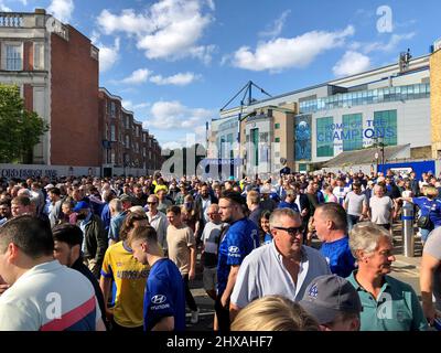 Fulham, London, UK14.. August, 2021 Fans verlassen die Stamford Bridge, die Heimat des European Champions CHELSEA FOOTBALL CLUB, nach einem bequemen Sieg von 3-0 itÕs, als der Verein das erste Spiel der Saison 2021/2022 in der Premier League gegen den Crystal Palace FC inszeniert Stockfoto