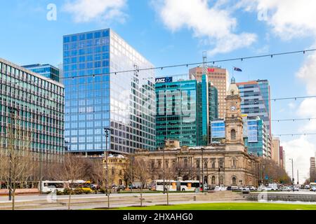 Adelaide, Südaustralien - 13. August 2019: Victoria Square in Adelaide CBD an einem hellen Tag in Richtung Norden gesehen Stockfoto