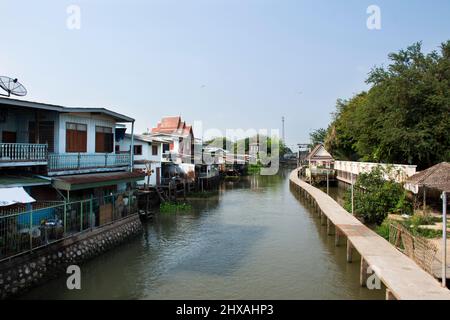 Der Lebensstil der thailänder am chaopraya-Fluss und die Wasserentwässerungstür im Fischerdorf für Reisende, die Sam Khok Waterfront in Pathumth besuchen möchten Stockfoto