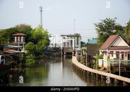 Der Lebensstil der thailänder am chaopraya-Fluss und die Wasserentwässerungstür im Fischerdorf für Reisende, die Sam Khok Waterfront in Pathumth besuchen möchten Stockfoto