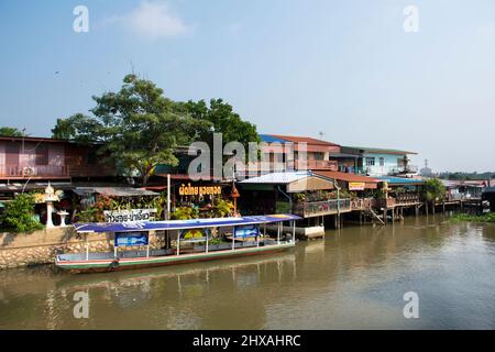 Lebensstil der thailänder am chaopraya Flussufer mit Boot und Schiff im Fischerdorf für Reisende Reise Besuch am Sam Khok Waterfront in Pathumt Stockfoto