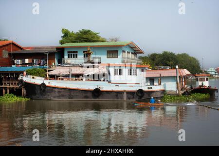 Lebensstil der thailänder am chaopraya Flussufer mit Boot und Schiff im Fischerdorf für Reisende Reise Besuch in ing Nam Sam Khok Waterfront ma Stockfoto