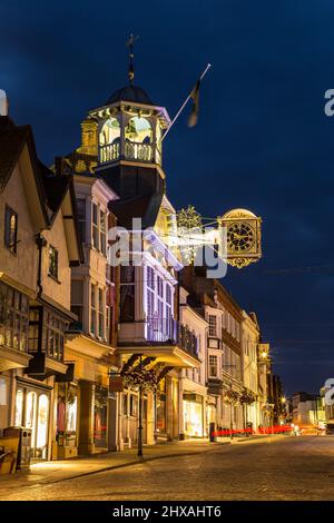 High Street, Guildford, Surrey, England bei Nacht Stockfoto