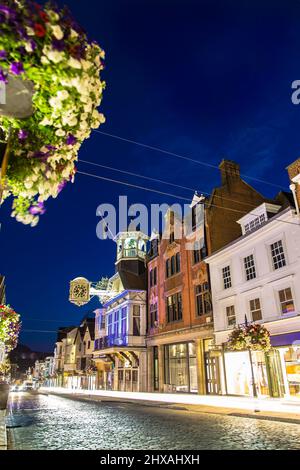 High Street, Guildford, Surrey, England bei Nacht Stockfoto