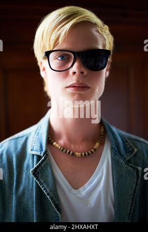 Einen Standpunkt sehen. Attraktive junge Kerl trägt Hipster-Brille mit einer Seite verdunkelt. Stockfoto