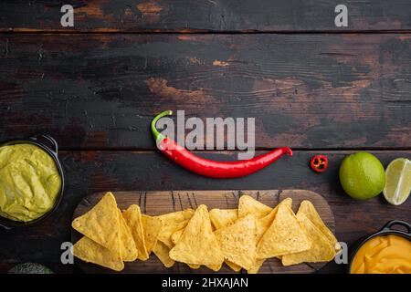 Verschiedene Dips und Saucen für Nacho, auf altem Holztisch, Draufsicht oder Flat Lay mit Kopierraum für Text Stockfoto