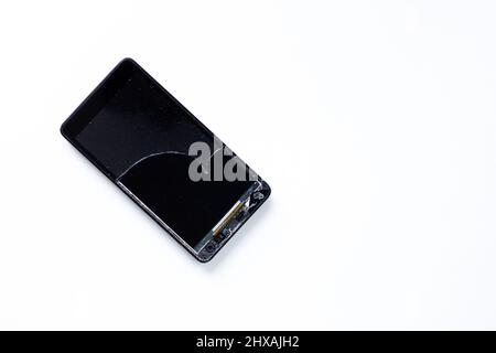 Defektes Touch-Mobiltelefon auf weißem Hintergrund Stockfoto