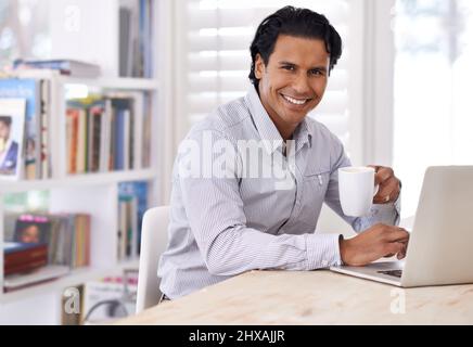 Ich komme in mein morgendliches Ritual. Beschnittene Seite eines gutaussehenden Geschäftsmanns, der von zu Hause aus arbeitet. Stockfoto