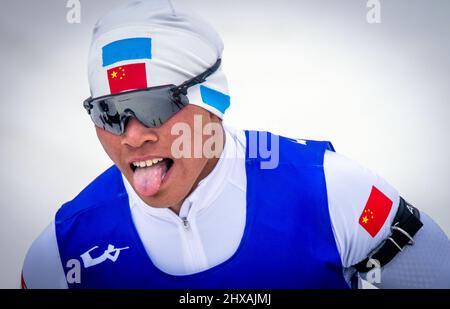 Zhangjiakou, China. 11. März 2022. Paralympics, para Nordic Ski, Biathlon, 12,5 km, Sitzen, Männer, Mengtao Liu aus China, jubelt nach dem 12,5-km-Rennen um die Goldmedaille. Quelle: Jens Büttner/dpa-Zentralbild/dpa/Alamy Live News Stockfoto