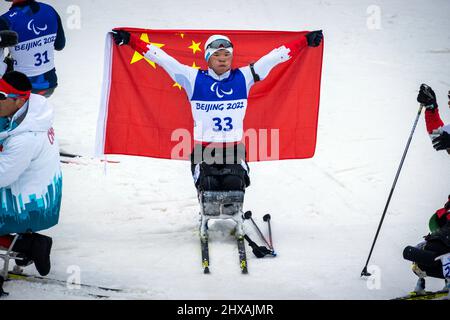 Zhangjiakou, China. 11. März 2022. Paralympics, para Nordic Ski, Biathlon, 12,5 km, Sitzen, Männer, Mengtao Liu aus China, jubelt nach dem 12,5-km-Rennen um die Goldmedaille. Quelle: Jens Büttner/dpa-Zentralbild/dpa/Alamy Live News Stockfoto