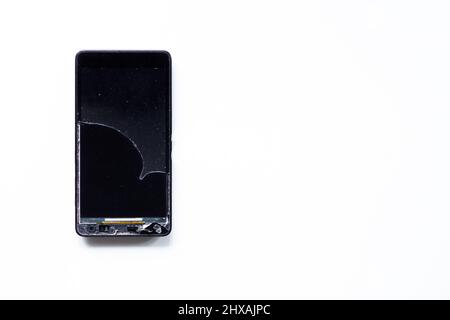 Defektes Touch-Mobiltelefon auf weißem Hintergrund Stockfoto