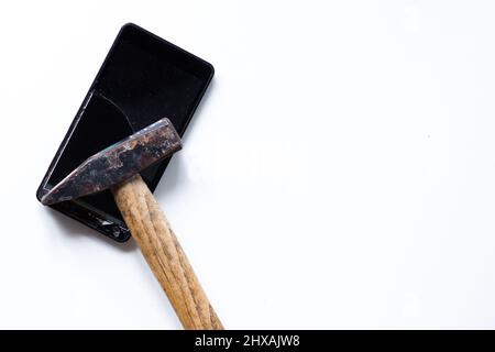 Gebrochene berühren Handy auf dem weißen Hintergrund und Hammer Stockfoto