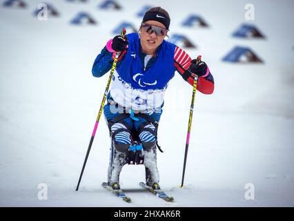 Zhangjiakou, China. 11. März 2022. Paralympics, para Ski Nordic, Biathlon, 12,5 km, Sitzen, Männer, Oksa Masters aus den USA im Rennen über 12,5 Kilometer. Der Athlet aus der Ukraine gewinnt die Goldmedaille. Quelle: Jens Büttner/dpa-Zentralbild/dpa/Alamy Live News Stockfoto