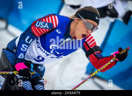 Zhangjiakou, China. 11. März 2022. Paralympics, para Ski Nordic, Biathlon, 12,5 km, Sitzen, Männer, Oksa Masters aus den USA im Rennen über 12,5 Kilometer. Der Athlet aus der Ukraine gewinnt die Goldmedaille. Quelle: Jens Büttner/dpa-Zentralbild/dpa/Alamy Live News Stockfoto