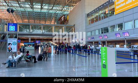 Terminal 2 am Flughafen Frankfurt - FRANKFURT, DEUTSCHLAND - 13. FEBRUAR 2022 Stockfoto