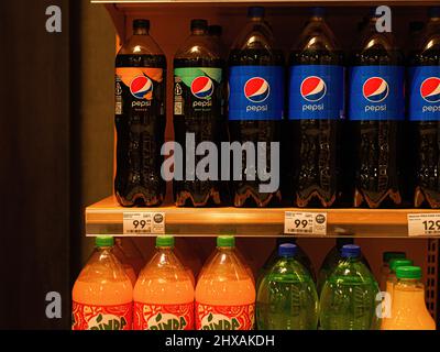 Moskau, Russland. 10. März 2022. Pepsi, der Marktführer auf dem Markt für alkoholfreie Getränke, hat die Beendigung ihrer Aktivitäten in Russland angekündigt. Kredit: SOPA Images Limited/Alamy Live Nachrichten Stockfoto