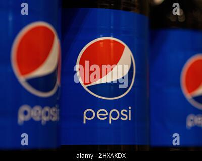 Moskau, Russland. 10. März 2022. Pepsi, der Marktführer auf dem Markt für alkoholfreie Getränke, hat die Beendigung ihrer Aktivitäten in Russland angekündigt. Kredit: SOPA Images Limited/Alamy Live Nachrichten Stockfoto