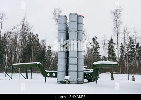 Flak-Raketenabwehrsystem. Russische Streitkräfte. Schwere russische Militärausrüstung auf einem Militärstützpunkt im Wald. Stockfoto