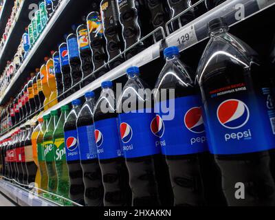 Moskau, Russland. 10. März 2022. Pepsi, der Marktführer auf dem Markt für alkoholfreie Getränke, hat die Beendigung ihrer Aktivitäten in Russland angekündigt. (Foto: Alexander Sayganov/SOPA Images/Sipa USA) Quelle: SIPA USA/Alamy Live News Stockfoto