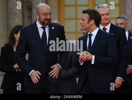 Versailles, Frankreich. 10. März 2022. Frankreichs Präsident Emmanuel Macron (3. R) spricht am 10. März 2022 vor dem EU-Gipfel mit dem Präsidenten des Europäischen Rates Charles Michel, gefolgt von EU-Staats- und Regierungschefs im Schloss von Versailles in der Nähe von Paris, um die Folgen der russischen Invasion in der Ukraine zu diskutieren. Die Staats- und Regierungschefs der EU bemühen sich, dringend nach Wegen zu suchen, um den Folgen der russischen Invasion in die Ukraine zu begegnen, die die Wirtschaft des Blocks gefährdet und die dringende Notwendigkeit einer stärkeren Verteidigung aufgedeckt hat..Foto von Christian Liewig/ABACAPRESS.COM Quelle: Abaca Press/Alamy Live News Stockfoto