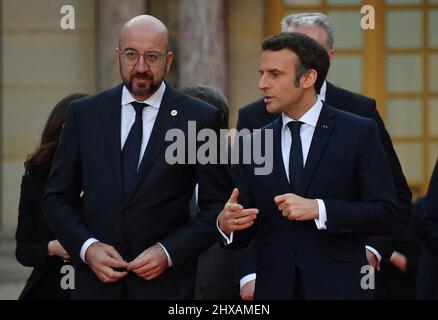 Versailles, Frankreich. 10. März 2022. Frankreichs Präsident Emmanuel Macron (3. R) spricht am 10. März 2022 vor dem EU-Gipfel mit dem Präsidenten des Europäischen Rates Charles Michel, gefolgt von EU-Staats- und Regierungschefs im Schloss von Versailles in der Nähe von Paris, um die Folgen der russischen Invasion in der Ukraine zu diskutieren. Die Staats- und Regierungschefs der EU bemühen sich, dringend nach Wegen zu suchen, um den Folgen der russischen Invasion in die Ukraine zu begegnen, die die Wirtschaft des Blocks gefährdet und die dringende Notwendigkeit einer stärkeren Verteidigung aufgedeckt hat..Foto von Christian Liewig/ABACAPRESS.COM Quelle: Abaca Press/Alamy Live News Stockfoto