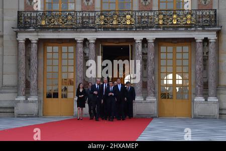 Versailles, Frankreich. 10. März 2022. Frankreichs Präsident Emmanuel Macron (3. R) spricht am 10. März 2022 vor dem EU-Gipfel mit dem Präsidenten des Europäischen Rates Charles Michel, gefolgt von EU-Staats- und Regierungschefs im Schloss von Versailles in der Nähe von Paris, um die Folgen der russischen Invasion in der Ukraine zu diskutieren. Die Staats- und Regierungschefs der EU bemühen sich, dringend nach Wegen zu suchen, um den Folgen der russischen Invasion in die Ukraine zu begegnen, die die Wirtschaft des Blocks gefährdet und die dringende Notwendigkeit einer stärkeren Verteidigung aufgedeckt hat..Foto von Christian Liewig/ABACAPRESS.COM Quelle: Abaca Press/Alamy Live News Stockfoto