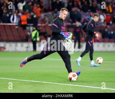 Sabadell, Barcelona, Spanien. 10. März 2022. Barcelona Spanien 10.03.2022 Marc Andre Ter Stegen (FC Barcelona) kontrolliert den Ball während der UEFA Europa League zwischen dem FC Barcelona und Galatasaray SK am 10. März 2022 im Camp Nou in Barcelona. (Bild: © Xavi Urgeles/ZUMA Press Wire) Bild: ZUMA Press, Inc./Alamy Live News Stockfoto