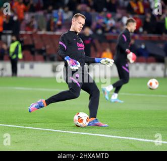 Sabadell, Barcelona, Spanien. 10. März 2022. Barcelona Spanien 10.03.2022 Marc Andre Ter Stegen (FC Barcelona) kontrolliert den Ball während der UEFA Europa League zwischen dem FC Barcelona und Galatasaray SK am 10. März 2022 im Camp Nou in Barcelona. (Bild: © Xavi Urgeles/ZUMA Press Wire) Bild: ZUMA Press, Inc./Alamy Live News Stockfoto