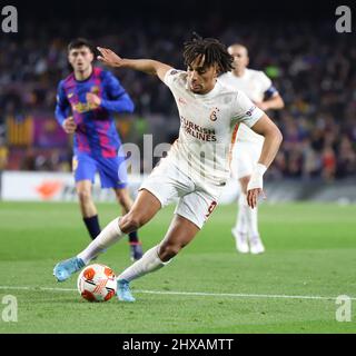 Sabadell, Barcelona, Spanien. 10. März 2022. Barcelona Spanien 10.03.2022 Sacha Boey (Galatasaray SK) kontrolliert den Ball während der UEFA Europa League zwischen dem FC Barcelona und Galatasaray SK am 10. März 2022 im Camp Nou in Barcelona. (Bild: © Xavi Urgeles/ZUMA Press Wire) Bild: ZUMA Press, Inc./Alamy Live News Stockfoto