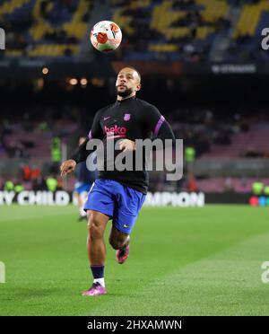 Sabadell, Barcelona, Spanien. 10. März 2022. Barcelona Spanien 10.03.2022 Memphis Depay (FC Barcelona) kontrolliert den Ball während der UEFA Europa League zwischen dem FC Barcelona und Galatasaray SK am 10. März 2022 im Camp Nou in Barcelona. (Bild: © Xavi Urgeles/ZUMA Press Wire) Bild: ZUMA Press, Inc./Alamy Live News Stockfoto