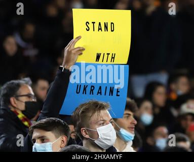 Sabadell, Barcelona, Spanien. 10. März 2022. Barcelona Spanien 10.03.2022 Bannerstand mit der ukraine während der UEFA Europa League zwischen dem FC Barcelona und Galatasaray SK am 10. März 2022 im Camp Nou in Barcelona. (Bild: © Xavi Urgeles/ZUMA Press Wire) Bild: ZUMA Press, Inc./Alamy Live News Stockfoto