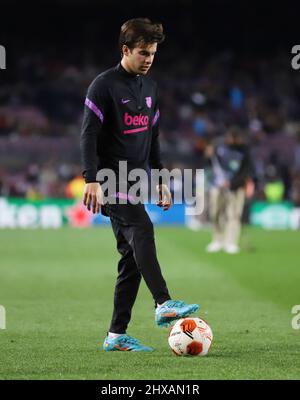 Sabadell, Barcelona, Spanien. 10. März 2022. Barcelona Spanien 10.03.2022 Riqui Puig (FC Barcelona) kontrolliert den Ball während der UEFA Europa League zwischen dem FC Barcelona und Galatasaray SK am 10. März 2022 im Camp Nou in Barcelona. (Bild: © Xavi Urgeles/ZUMA Press Wire) Bild: ZUMA Press, Inc./Alamy Live News Stockfoto