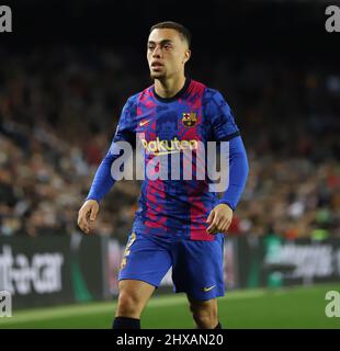Sabadell, Barcelona, Spanien. 10. März 2022. Barcelona Spanien 10.03.2022 SergiÃ±o Dest (FC Barcelona) schaut während der UEFA Europa League zwischen dem FC Barcelona und Galatasaray SK am 10. März 2022 im Camp Nou in Barcelona. (Bild: © Xavi Urgeles/ZUMA Press Wire) Bild: ZUMA Press, Inc./Alamy Live News Stockfoto