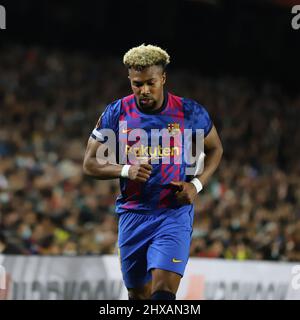 Sabadell, Barcelona, Spanien. 10. März 2022. Barcelona Spanien 10.03.2022 Adama Traore (FC Barcelona) schaut während der UEFA Europa League zwischen dem FC Barcelona und Galatasaray SK am 10. März 2022 im Camp Nou in Barcelona. (Bild: © Xavi Urgeles/ZUMA Press Wire) Bild: ZUMA Press, Inc./Alamy Live News Stockfoto