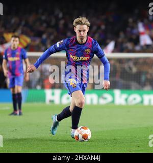 Sabadell, Barcelona, Spanien. 10. März 2022. Barcelona Spanien 10.03.2022 Frenkie De Jong (FC Barcelona) kontrolliert den Ball während der UEFA Europa League zwischen dem FC Barcelona und Galatasaray SK am 10. März 2022 im Camp Nou in Barcelona. (Bild: © Xavi Urgeles/ZUMA Press Wire) Bild: ZUMA Press, Inc./Alamy Live News Stockfoto