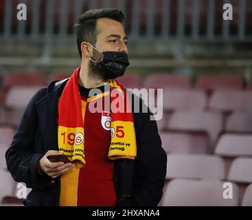Sabadell, Barcelona, Spanien. 10. März 2022. Barcelona Spanien 10.03.2022 Unterstützer Galatasaray SK während der UEFA Europa League zwischen dem FC Barcelona und Galatasaray SK am 10. März 2022 in Barcelona im Camp Nou. (Bild: © Xavi Urgeles/ZUMA Press Wire) Bild: ZUMA Press, Inc./Alamy Live News Stockfoto