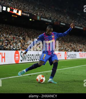 Sabadell, Barcelona, Spanien. 10. März 2022. Barcelona Spanien 10.03.2022 Ousmane Dembele (FC Barcelona) kontrolliert den Ball während der UEFA Europa League zwischen dem FC Barcelona und Galatasaray SK am 10. März 2022 im Camp Nou in Barcelona. (Bild: © Xavi Urgeles/ZUMA Press Wire) Bild: ZUMA Press, Inc./Alamy Live News Stockfoto
