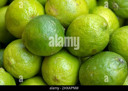 Nahaufnahme von frischen Limetten auf Gemüsehändler Stand auf einem Bauernmarkt Stockfoto