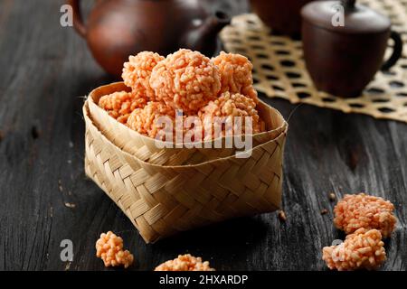 Runder Cirebon Rengginang oder Rangginang, traditioneller indonesischer Reiskracker, hergestellt aus Reis oder klejegem Reis, Bohnenkraut und Crunchy. Stockfoto