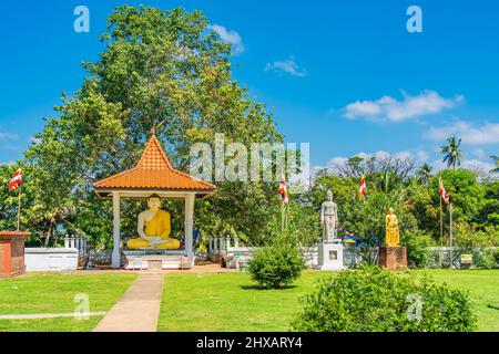 TISSAMAHARANA, SRI LANKA- DEZEMBER 26,2022: Skulpturen im buddhistischen Tempel Tissamaharama Raja Maha Vihara Stockfoto