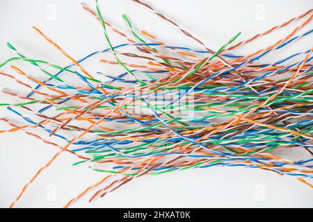 Internet-Kabel auf weißem Hintergrund, Weitwinkel Stockfoto