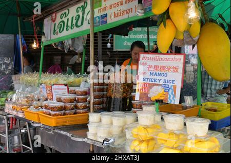 Ein Verkaufsstand, der thailändische Desserts und Mangoklejewes „tickigen“ Reis in Chinatown, Bangkok verkauft Stockfoto