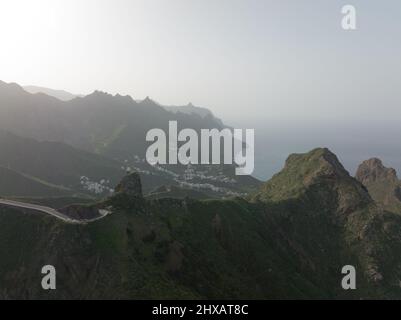 Luftdrohnenaufnahme einer Straßen- und Berglandschaft entlang der Atlantikküste, einem sonnigen Sommerziel, Teneriffa, Spanien, Europa. Stockfoto